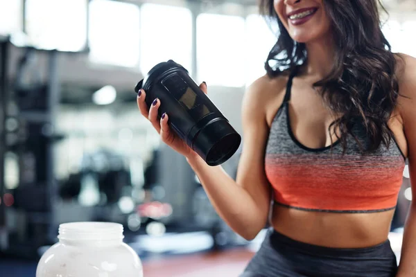 Young Active Woman Taking Break Gym Drinking Protein Shake — Foto de Stock