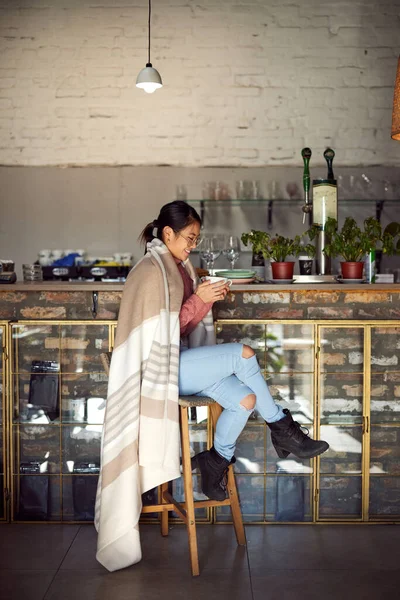 Een Gelukkig Multicultureel Meisje Zit Een Bar Heeft Haar Koffie — Stockfoto