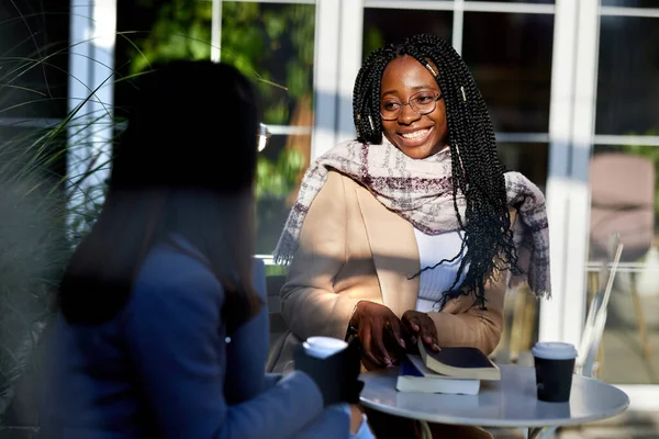 Due Amici Multiculturali Felici Siedono Nel Giardino Del Caffè Chiacchierano — Foto Stock