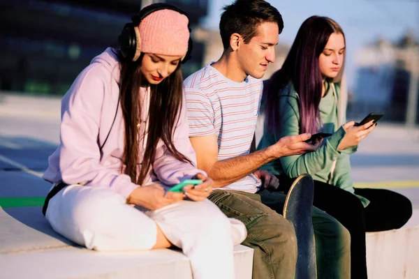 Tres Amigos Adolescentes Están Sentados Exterior Urbano Colgando Sus Teléfonos — Foto de Stock