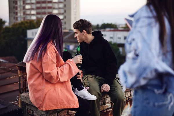 Una Adolescente Amiga Una Fiesta Azotea Bebiendo Cerveza Charlando —  Fotos de Stock