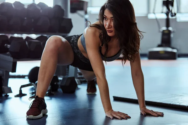 Una Deportista Flexible Está Estirando Pierna Gimnasio —  Fotos de Stock