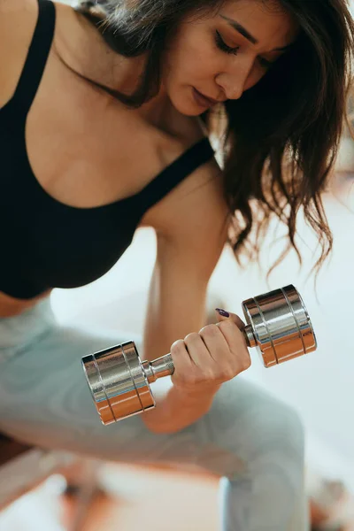 Kvinnlig Kroppsbyggare Som Tränar Med Hantel För Biceps — Stockfoto