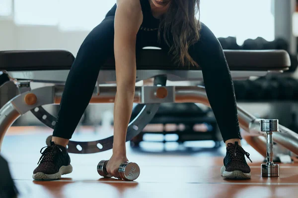 Kvinnlig Kroppsbyggare Som Tränar Med Hantel För Biceps — Stockfoto