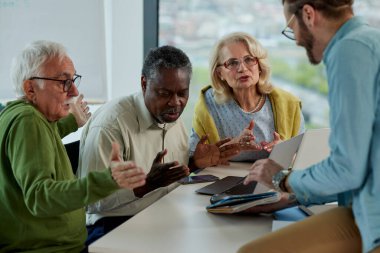 Son sınıf öğrencilerinden oluşan çok kültürlü bir grup öğretmenlerine soru soruyor..