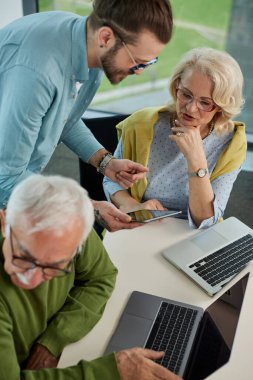 Sınıfta ayakta dururken okul sorununa son sınıf kadın çözümü gösteren bir öğretmen..