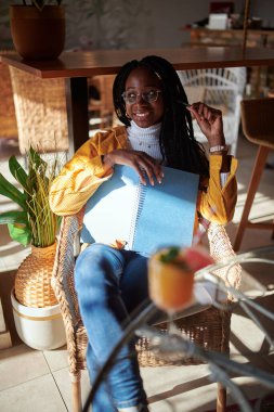 Kahve dükkanında çok kültürlü bir öğrenci öğrenmeye biraz ara vermiş..