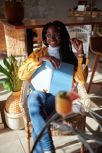 Kahve dükkanında çok kültürlü bir öğrenci öğrenmeye biraz ara vermiş..