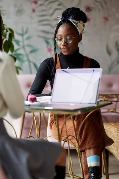 İki çok kültürlü kız öğrenci bir kafede oturup final sınavına çalışıyor..