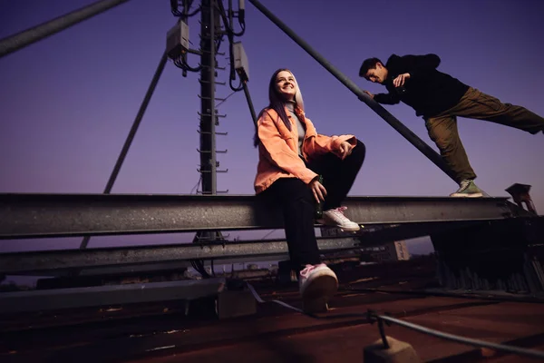 Teenage Friends Ψύξη Μπουκάλια Μπύρας Στο Roof Party Νύχτα — Φωτογραφία Αρχείου