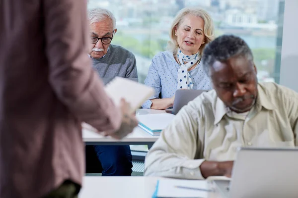 Eine Multiethnische Gruppe Älterer Schüler Spricht Mit Einem Jungen Pädagogen — Stockfoto