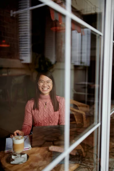 Ver Través Ventana Feliz Chica Asiática Utilizando Ordenador Portátil Cafetería — Foto de Stock