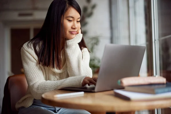 Azjatka Studentka Wykonuje Swoje Zadanie Laptopie Siedząc Kawiarni — Zdjęcie stockowe