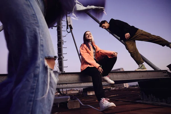 Teenage Friends Ψύξη Μπουκάλια Μπύρας Στο Roof Party Νύχτα — Φωτογραφία Αρχείου