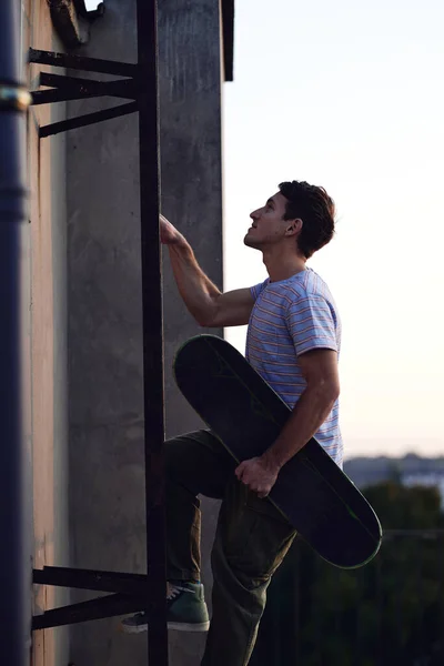 Teenage Boy Climbing Ladders Building Carry Skateboard — Stock Photo, Image