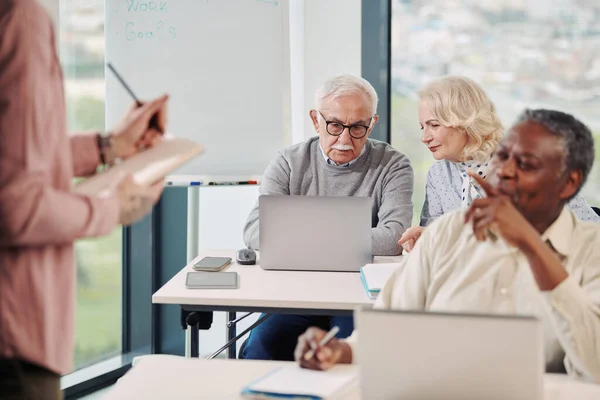 Eine Multiethnische Gruppe Älterer Schüler Spricht Mit Einem Jungen Pädagogen — Stockfoto