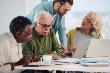 Son sınıf öğrencilerinden oluşan çok ırklı bir grup, genç bir eğitimciyle sınıfta sosyal medyanın kullanımı hakkında konuşuyor..