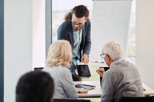 Junge Hipster Pädagogen Unterrichten Gruppe Von Älteren Multirassischen Menschen Die — Stockfoto