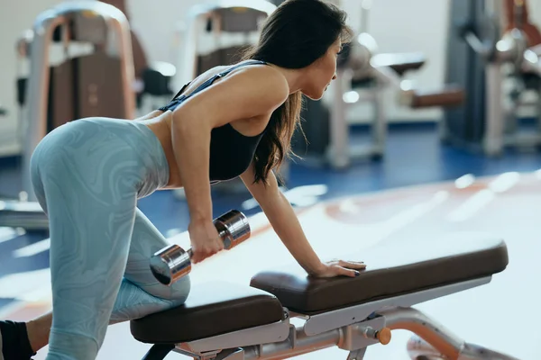 Una Sportiva Sta Facendo Esercizi Bicipiti Una Palestra — Foto Stock