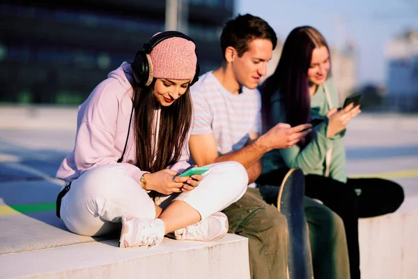 Tres Amigos Adolescentes Están Sentados Exterior Urbano Colgando Sus Teléfonos — Foto de Stock