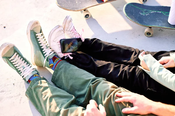 Teenagers Taking Selfie Outdoors — Stock Photo, Image