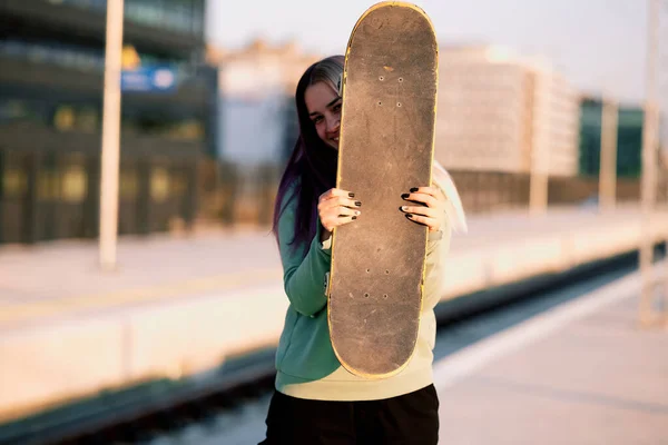 Een Stedelijk Tienermeisje Dat Het Station Staat Skateboard Vasthoudt Tiener — Stockfoto