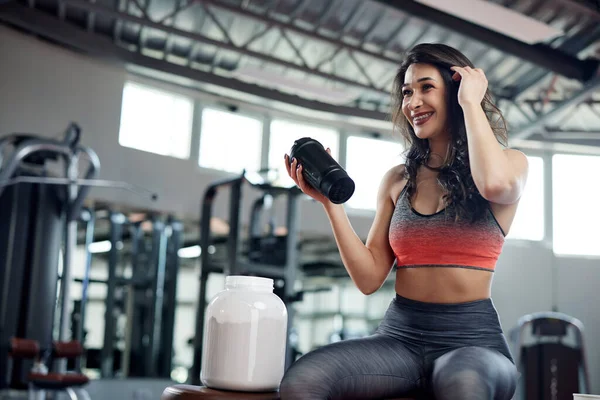 Young Active Woman Taking Break Gym Drinking Protein Shake — Foto de Stock