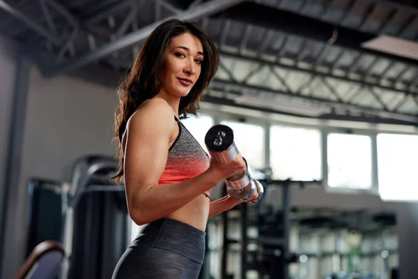 Egy Fitt Erős Női Testépítő Súlyzókat Emel Bicepszgyakorlatokat Végez Egy — Stock Fotó