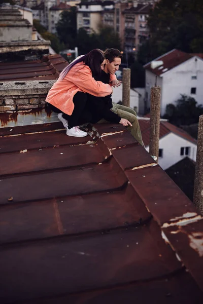 Casal Adolescente Está Sentado Cima Prédio Olhando Para Vista Abraçando — Fotografia de Stock