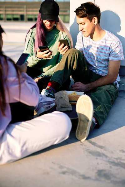 Felices Amigos Adolescentes Están Sentados Exterior Urbano Utilizando Sus Teléfonos — Foto de Stock