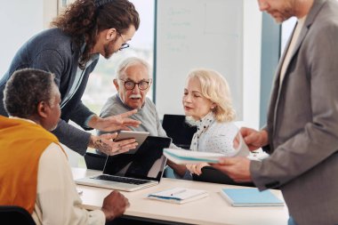 Son sınıf öğrencilerinden oluşan çok ırklı bir grup, genç bir eğitimciyle sınıfta sosyal medyanın kullanımı hakkında konuşuyor..