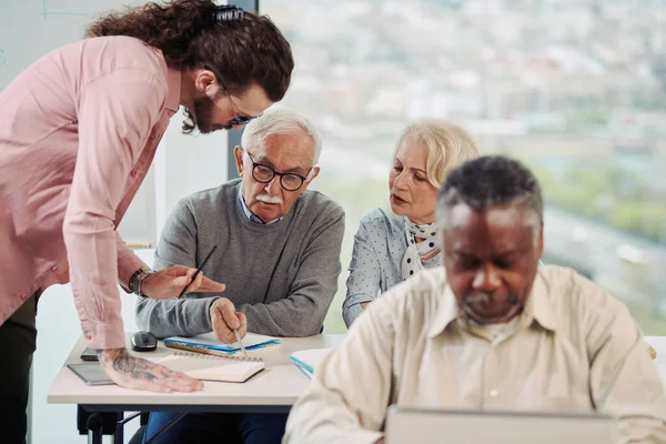 Eine Multiethnische Gruppe Älterer Schüler Spricht Mit Einem Jungen Pädagogen — Stockfoto