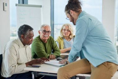 Sınıfta son sınıf öğrencilerinden oluşan küçük bir grup öğretmenlerinin açıklamasını istiyor..