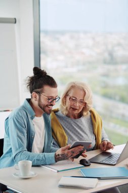 Bir eğitimci, son sınıf öğrencisinin materyallerde ustalaşmasına yardım ediyor..