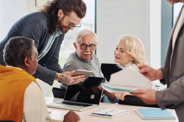 Kleine Multirassische Gruppe Älterer Schüler Einem Klassenzimmer Die Ihren Lehrer — Stockfoto