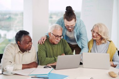 Sınıfta son sınıf öğrencilerinden oluşan küçük bir grup öğretmenlerinin açıklamasını istiyor..