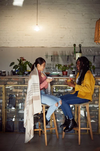 Een Multiculturele Vrouwelijke Vrienden Zit Een Bar Drinkt Drankjes Kletst — Stockfoto