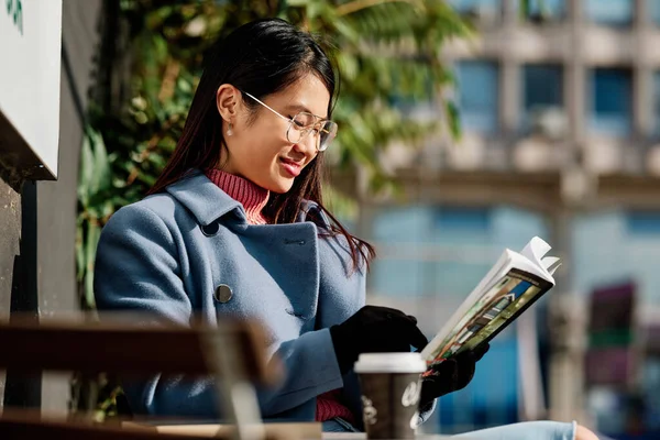 Söt Asiatisk Kvinna Sitter Utanför Och Läser Bok Ett Kallt — Stockfoto