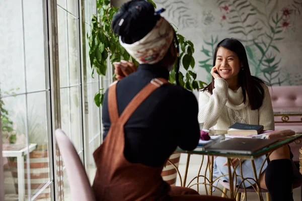 Två Multikulturella Kvinnliga Studenter Sitter Cafeterian Och Studera För Examen — Stockfoto