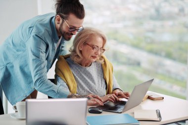 Dost canlısı genç bir eğitimci son sınıf kız öğrencisine yaratıcı yazılar öğretiyor..