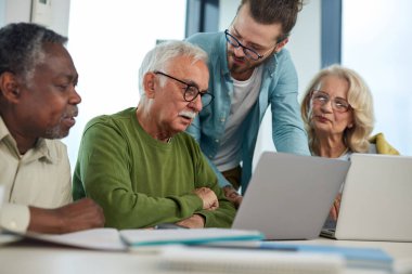 Son sınıf öğrencilerinden oluşan çok kültürlü bir grup öğretmenlerine soru soruyor..