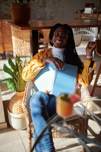 Szczęśliwa Afrykańska Studentka Relaksuje Się Stołówce Studiach — Zdjęcie stockowe