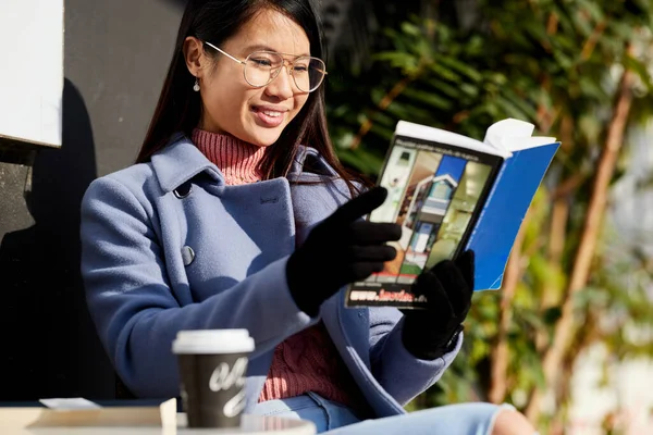 Söt Asiatisk Flicka Sitter Caféet Balkong Och Läser Bok — Stockfoto