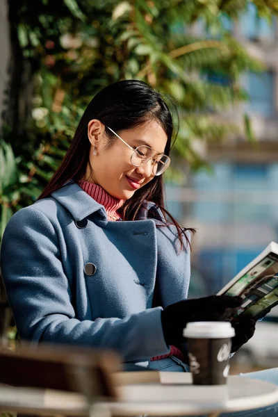 Söt Asiatisk Flicka Sitter Caféet Balkong Och Läser Bok — Stockfoto