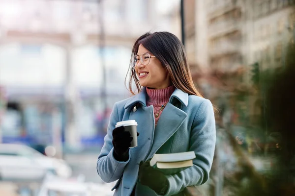 Une Femme Asiatique Est Debout Extérieur Par Temps Froid Tenant — Photo