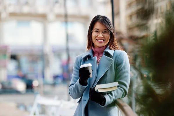 Asiatisk Kvinna Står Utomhus Kallt Väder Och Håller Färskt Kaffe — Stockfoto