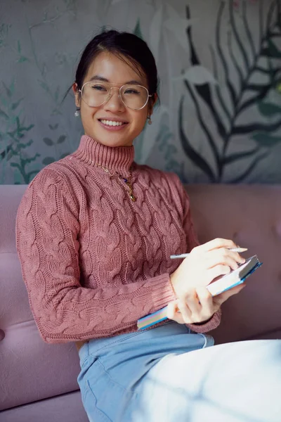 Šťastná Studentka Sedí Kavárně Zapisuje Seznam Učebnice — Stock fotografie
