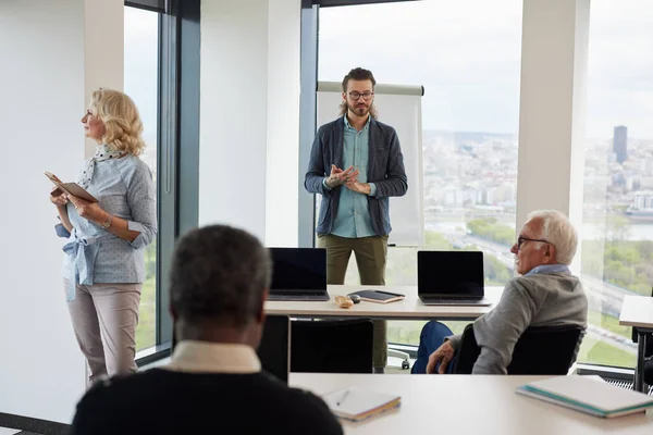 Eine Gruppe Multikultureller Studenten Mit Ihrem Professor Bei Einer Pause — Stockfoto