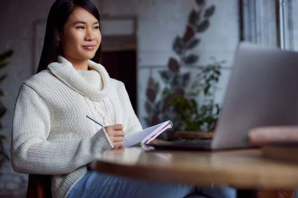 Oddana Wielokulturowa Studentka Śledzi Internetowy Wykład Laptopie Siedząc Kawiarni — Zdjęcie stockowe