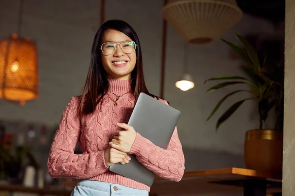 Счастливая Азиатская Студентка Сидящая Кафе Позирующая Ноутбуком Руках — стоковое фото